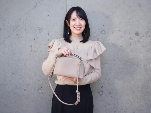 通勤バッグを持つ株式会社トキエノ代表の豊岡萌絵さん