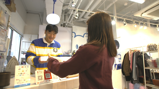 お店の方に土台とワッペンを渡します