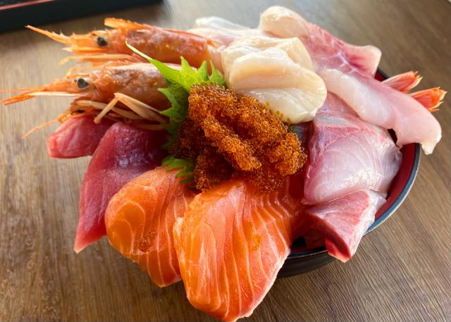 海鮮うたげ 札幌 海鮮丼 定食 やりすぎ海鮮丼