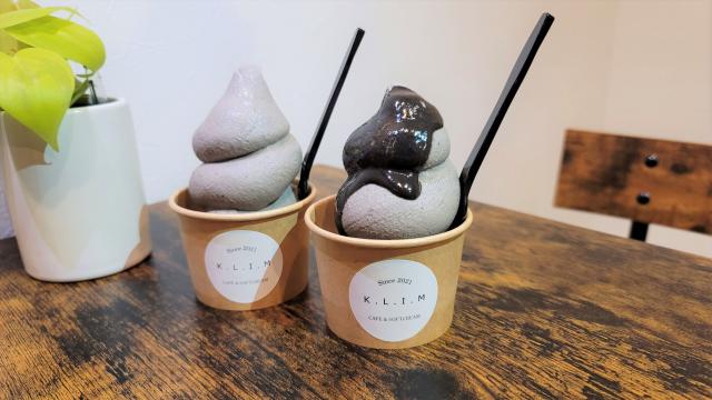 クリムの生黒ごまソフトクリーム500円 カップ コーン550円やパフェ的なものもあり 飲んだあとに欲しくなる脂質を補ってくれる濃いめのゴマ感 なめらか クリームのなかにしっかり香る存在感が ミルク ミックスもあり 甘味備忘録 35
