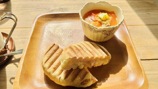 札幌西区にあるcafe kauriの白パンを使ったパニーニモーニング