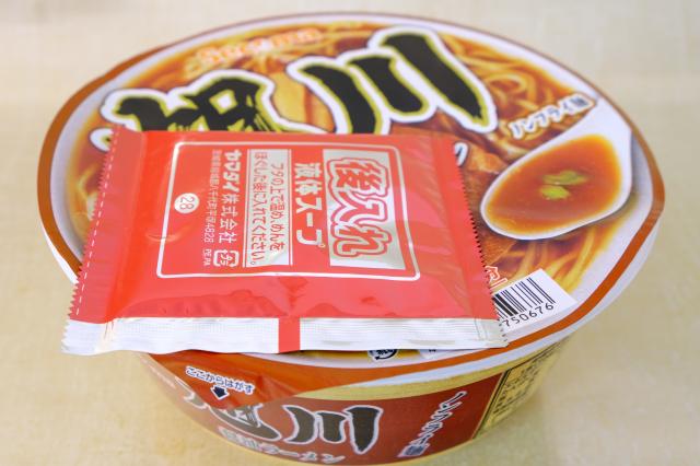 セコマ旭川醤油ラーメンの後入れ液体スープをフタの上で温める