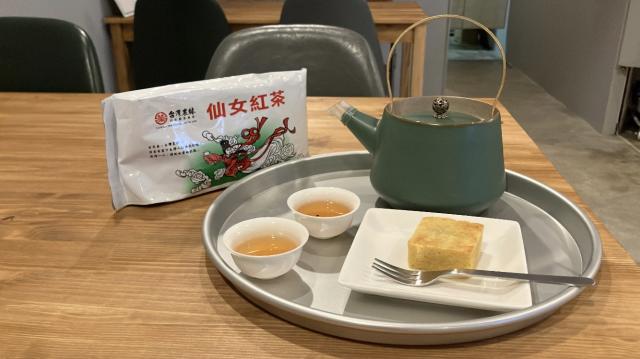 「仙女紅茶（660円）」と「鳳梨酥（330円）」　テイクアウトも可能。