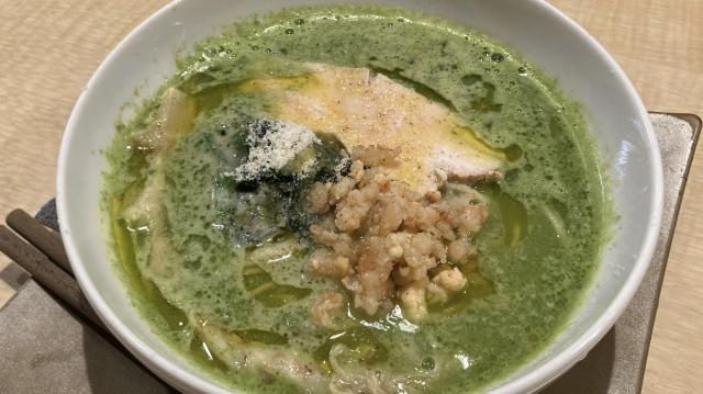 爽やかなレタスのスープとパルミジャーノ、海老そぼろの塩麺　980円（税込）