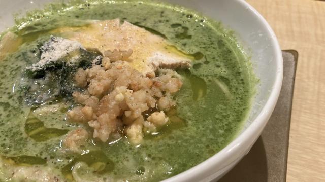 爽やかなレタスのスープとパルミジャーノ、海老そぼろの塩麺　980円（税込）