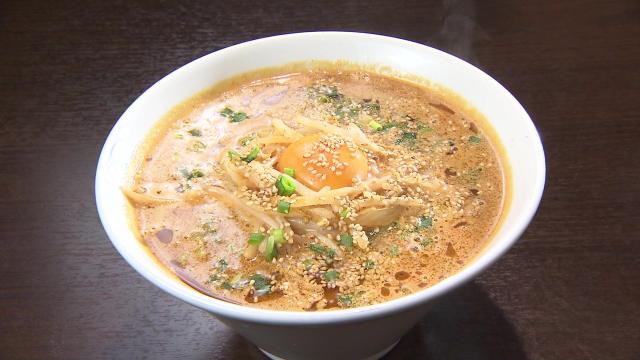 味噌ラーメン690円の人気店！「ピザにサラダを乗せる！？」満足感