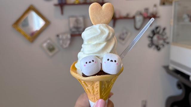 住宅街の話題スイーツ店！シマエナガソフトクリーム大人気！ふしぎの国アリスの世界観【旭川】