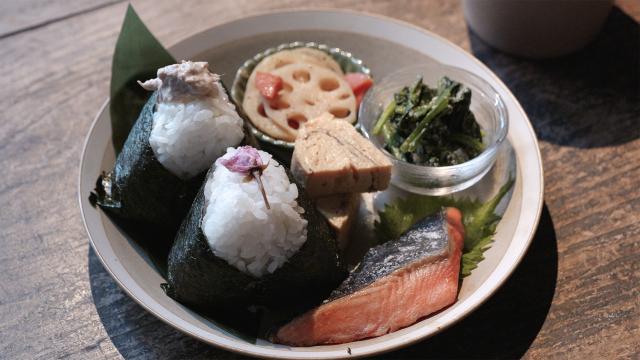 駅すぐ！ゲストハウス1階の朝食1300円！美味しくおしゃれで落ち着く「和のモーニング絶品」