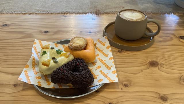 SNSで話題の新店「さんかくの焼きドーナツ」が新感覚！カフェ利用からランチも【札幌】