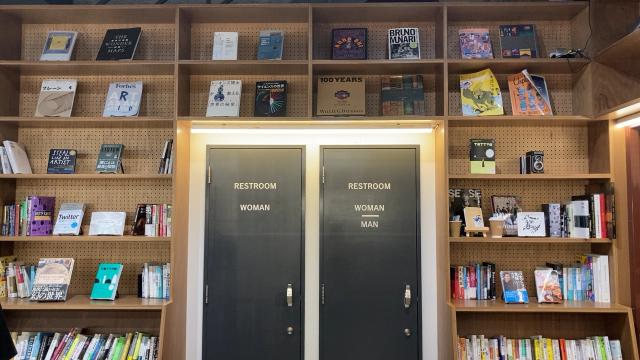 壁一面にいろんなジャンルの本が並びます