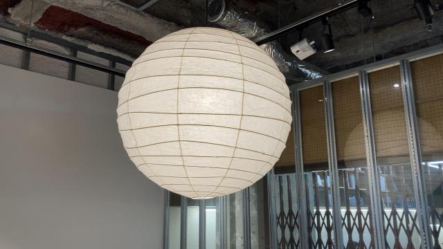 店内を照らすイサム・ノグチの照明