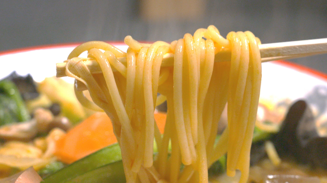 トウモロコシ麺・持ち上げ画像