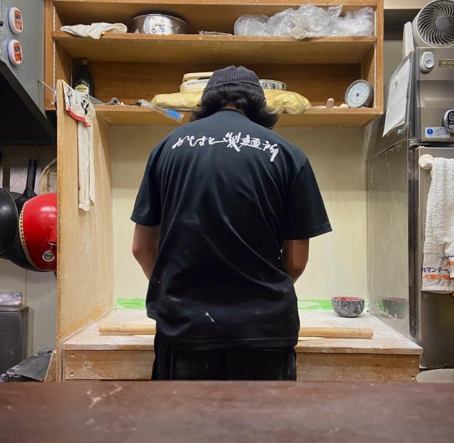 麺打ち店員背中