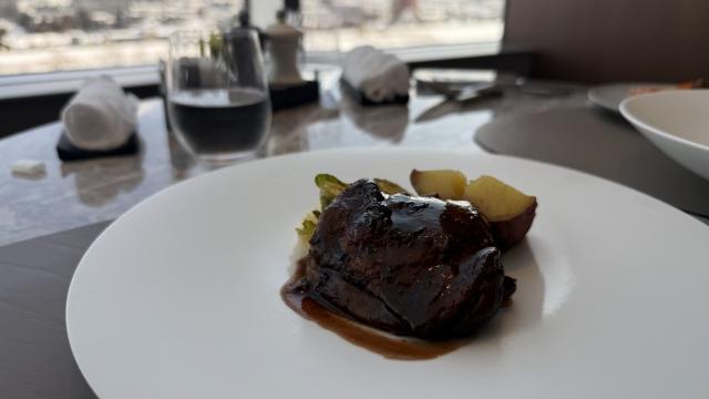 骨付き鶏もも肉の赤ワイン煮込み　ランチビュッフェ　インターコンチネンタル札幌