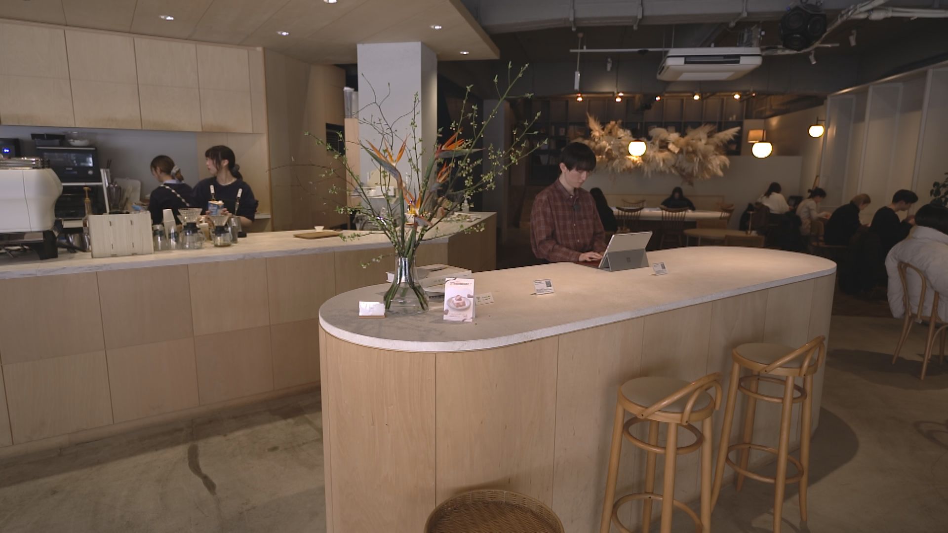 駅から1分！開放的なおしゃれカフェ “街のロビー”のような空間で過ごすひととき…充電OKでコワーキング利用にも【札幌】