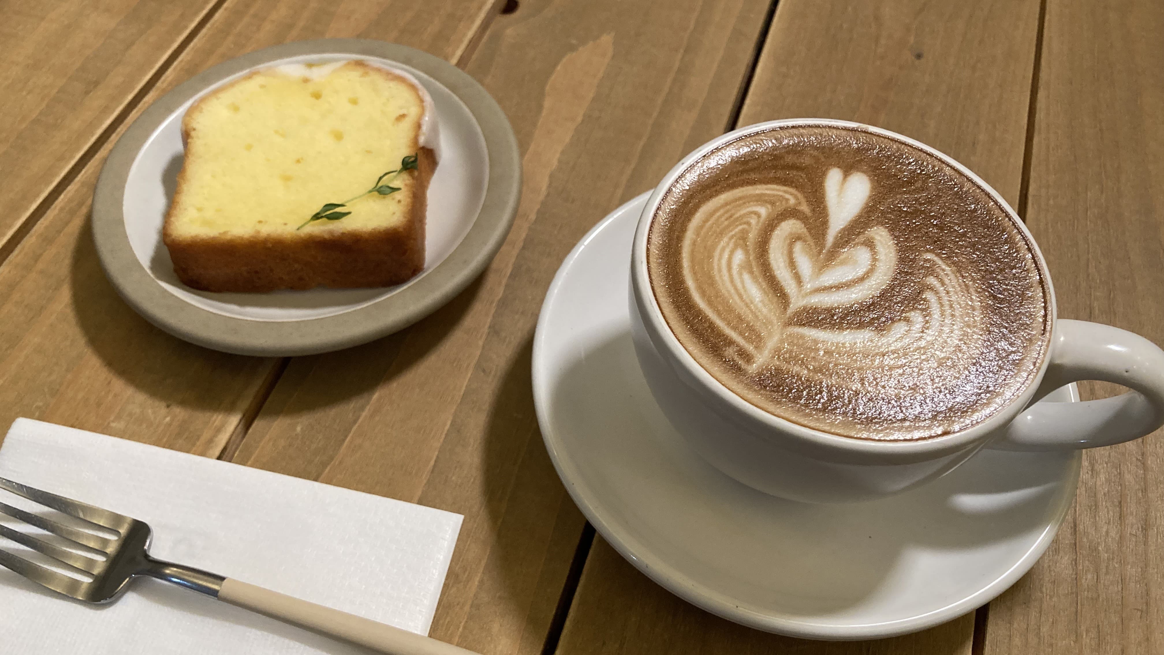 レモンケーキとカフェラテ