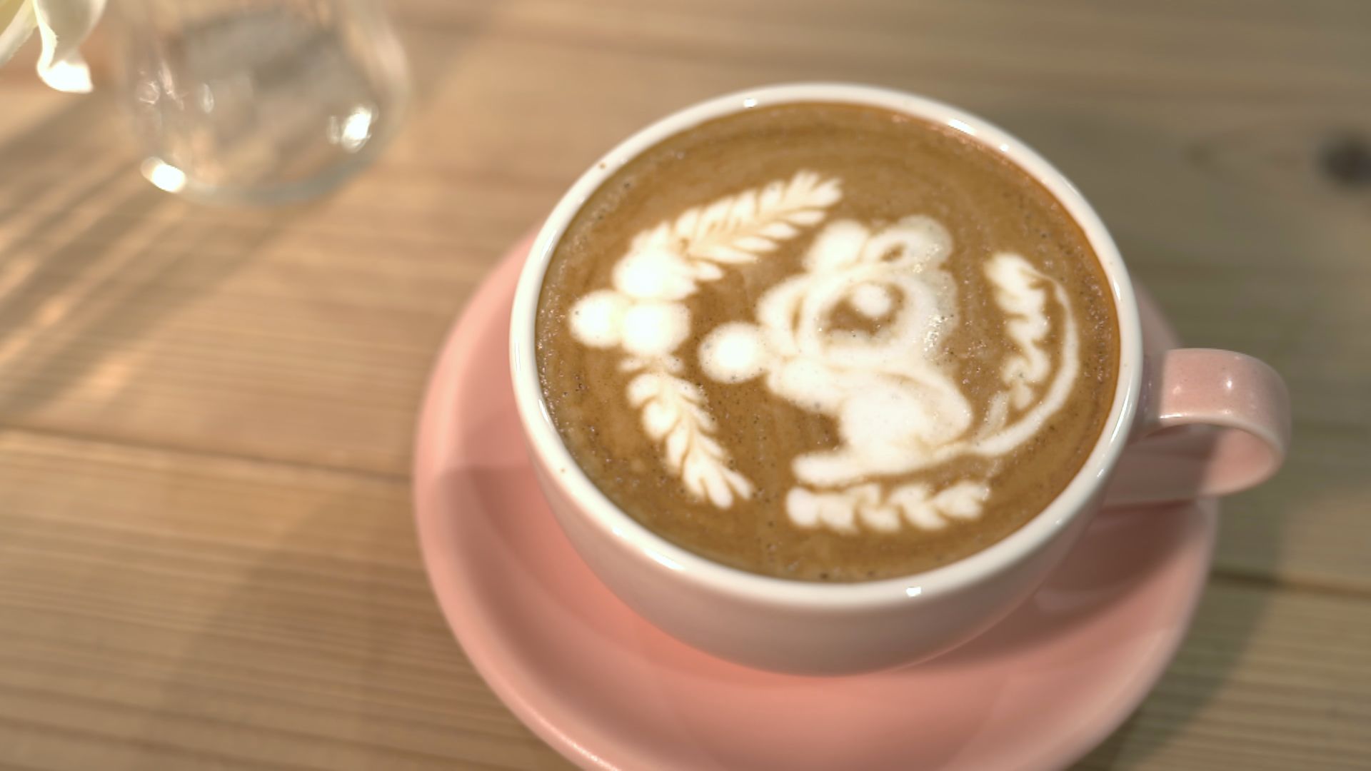 ラテアート日本チャンピオンのお店！“住宅街に”週2回だけ！ワッフルプレートも自慢！【札幌】