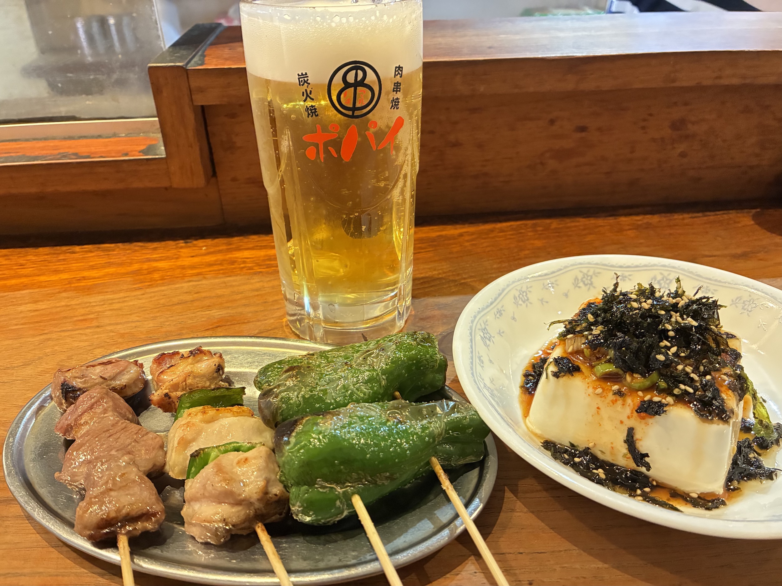  札幌 昼飲み穴場みつけた！本格串焼き3品つまみジョッキ2杯で1390円「安くておいしくて満たされる」