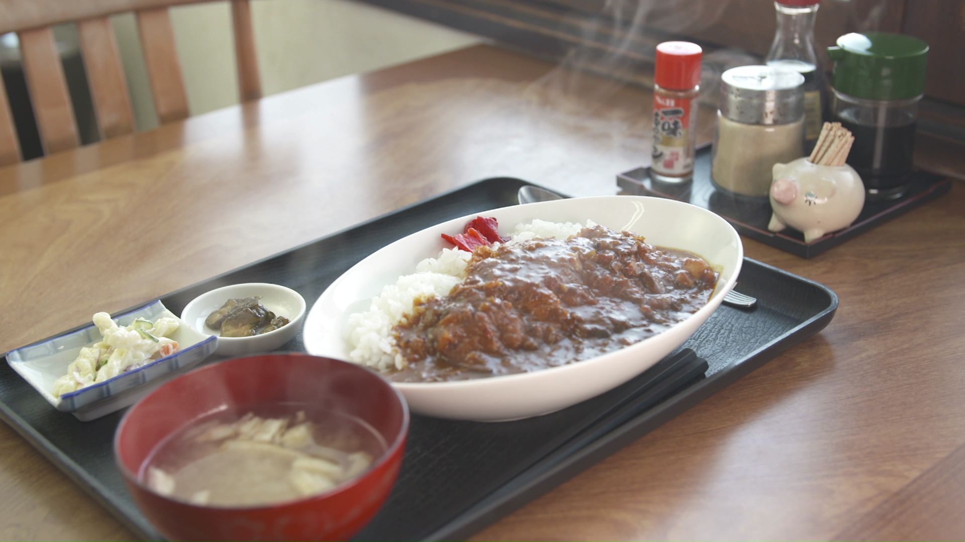 カツカレー1000円「注文が入ってから衣付け」オムライス1000円の本格