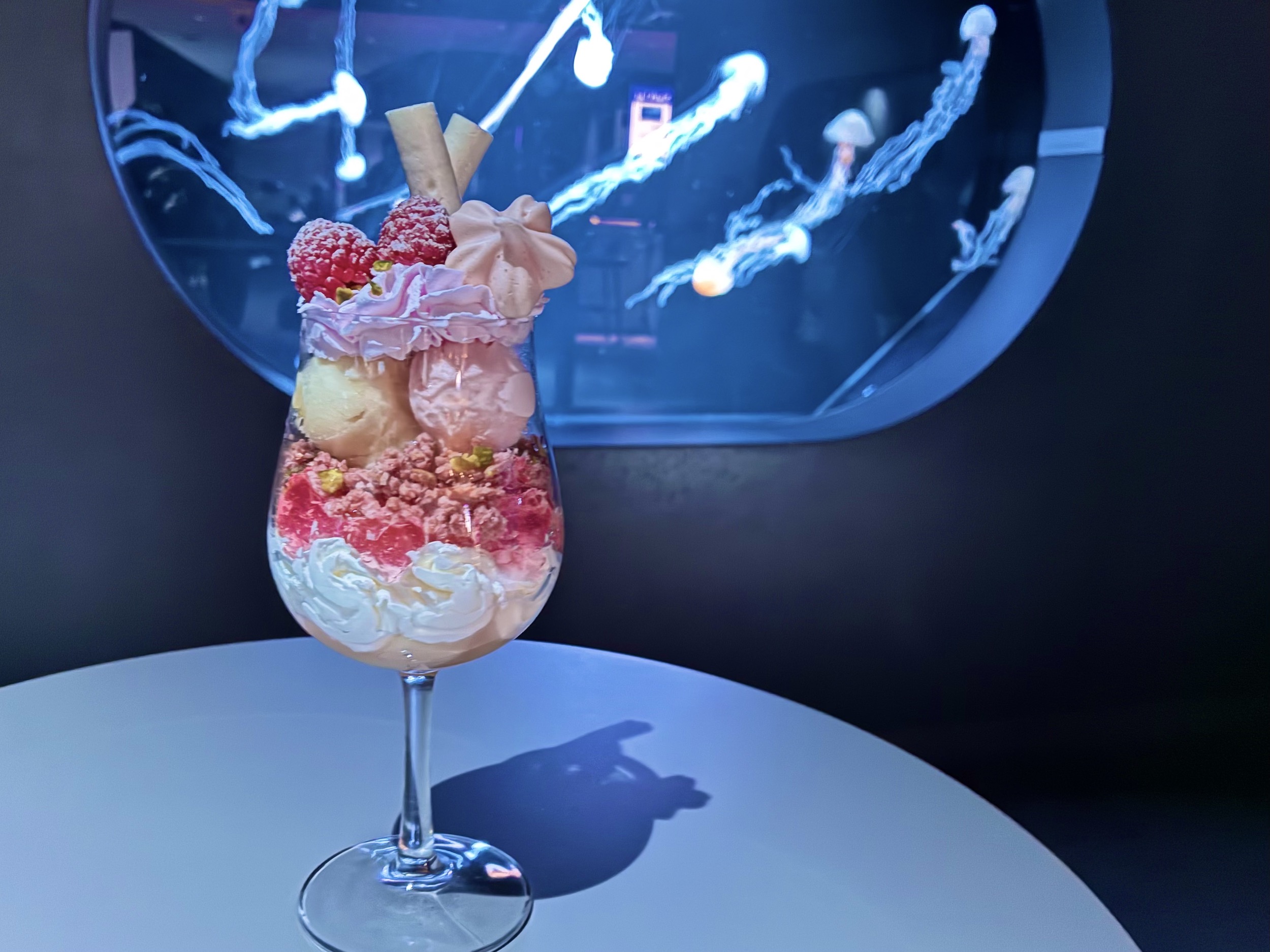 水族館の豪華パフェ1,000円！AOAOの春限定を取材！鮮やかな“青”が映えるカフェメニュー