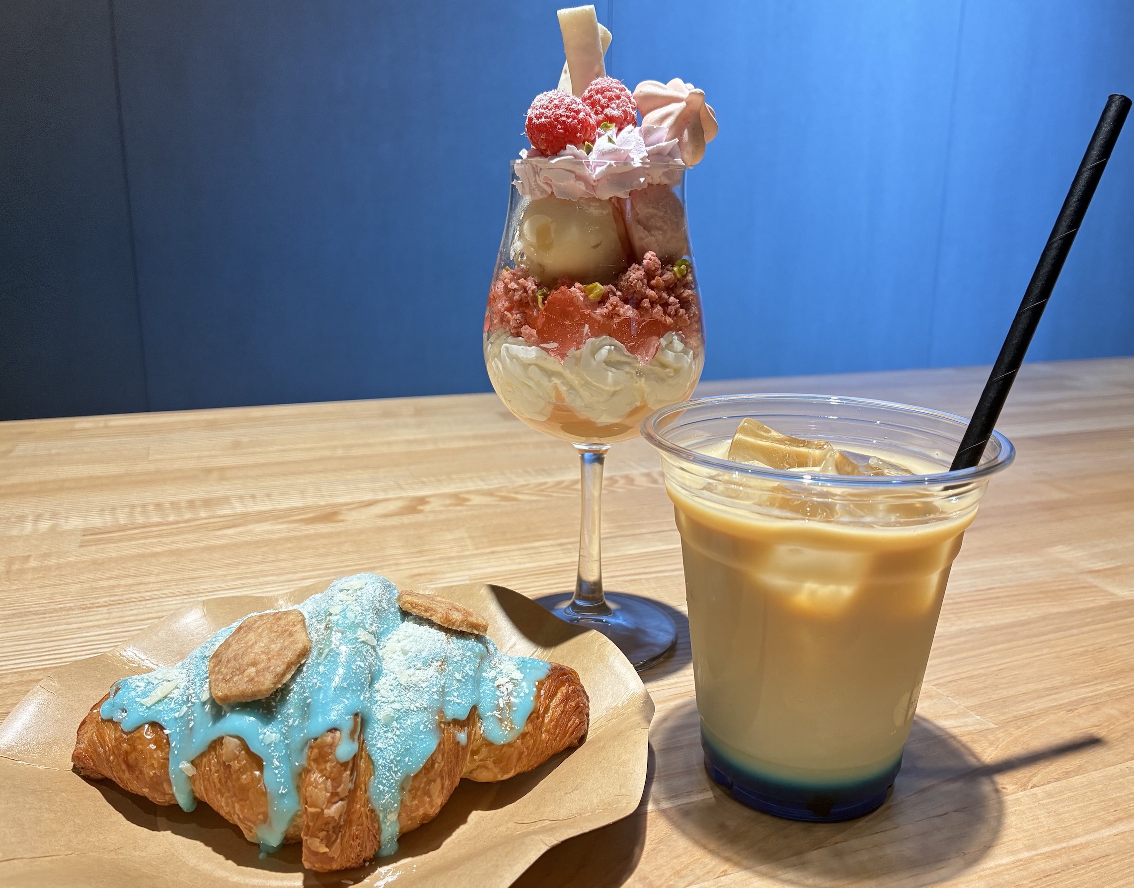 さくらとももの春色パフェ　AOAOカフェオレ　あおあおクロワッサン