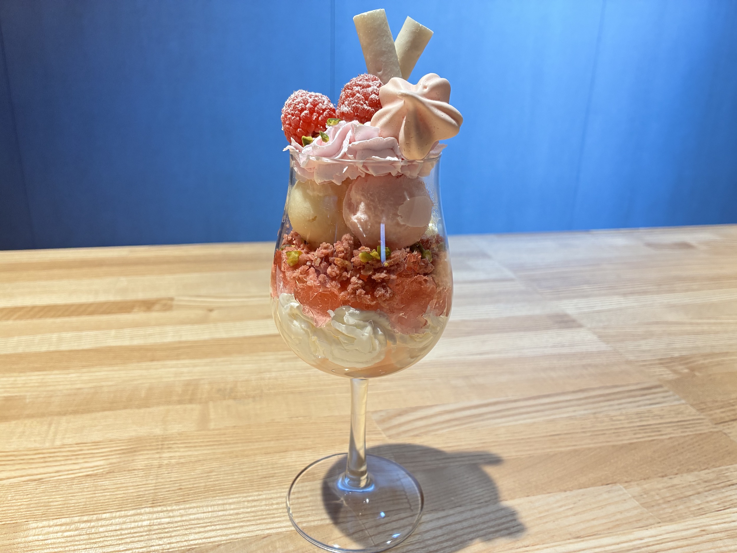 さくらとももの春色パフェ