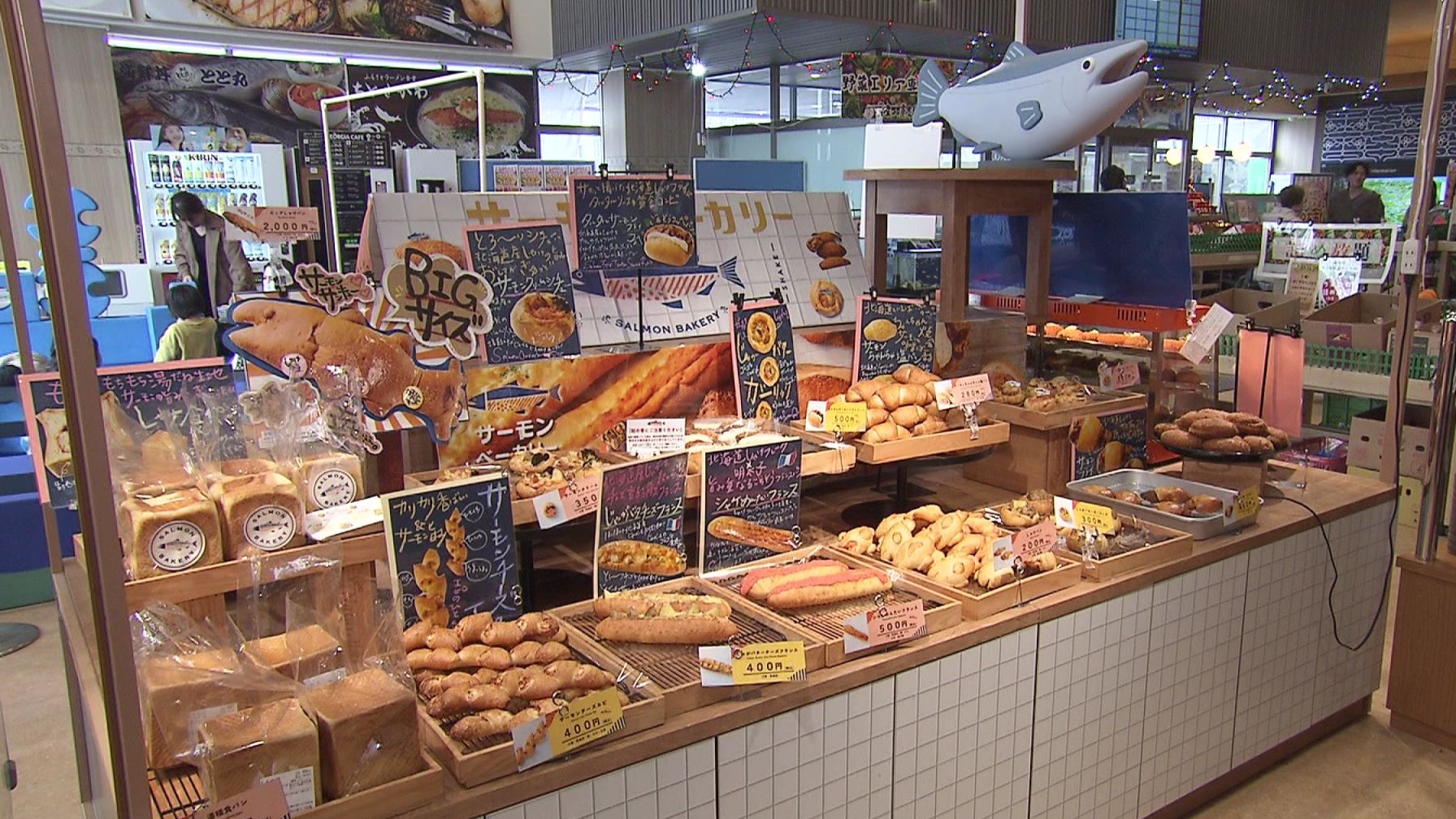 大人気「道の駅」鮭づくしのベーカリー開店！サーモンカレーパン「人気