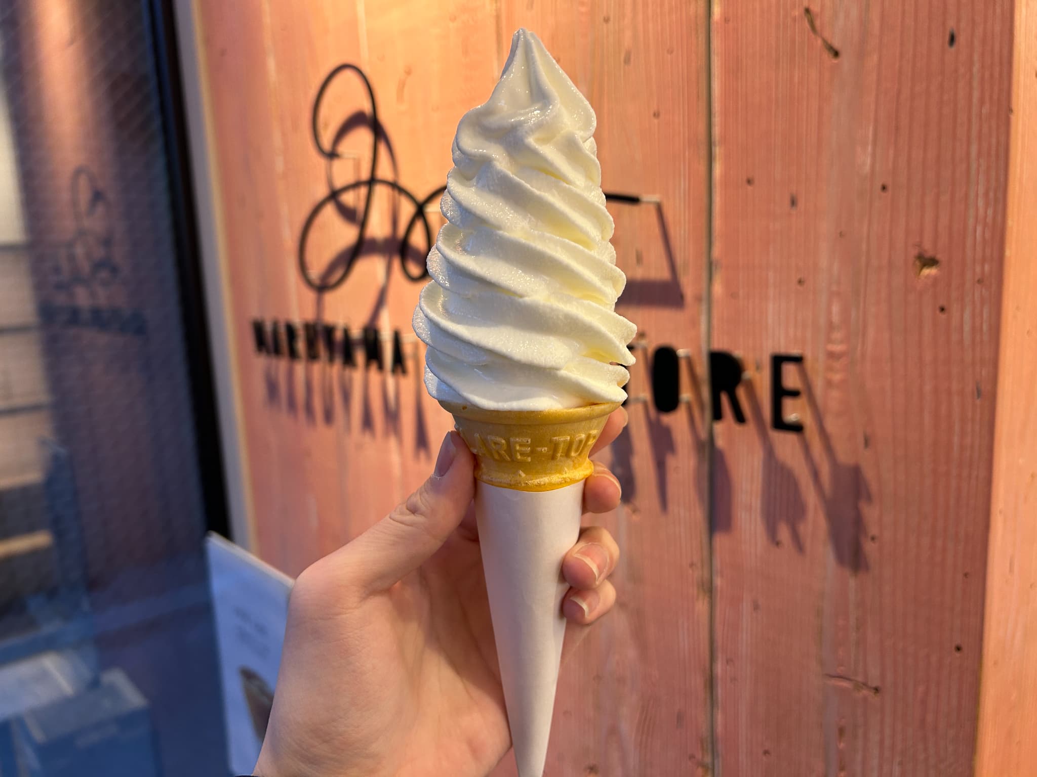 裏参道の行列はソフトクリーム！「円山牛乳販売店」で味わう2種のソフトと白いパフェ「牛乳100%の極上口どけ」【北大ソフトクリーム同好会】