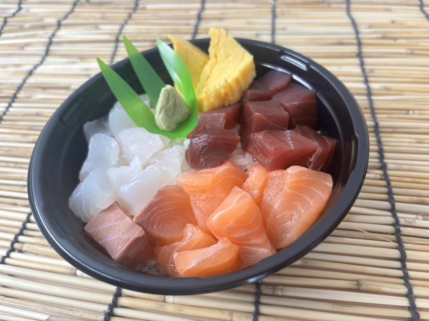 オープン3日間限定「海鮮丼500円」ホッケ3枚500円！「日の出番屋」オープン…鍋に“煮つぶ”どっさり