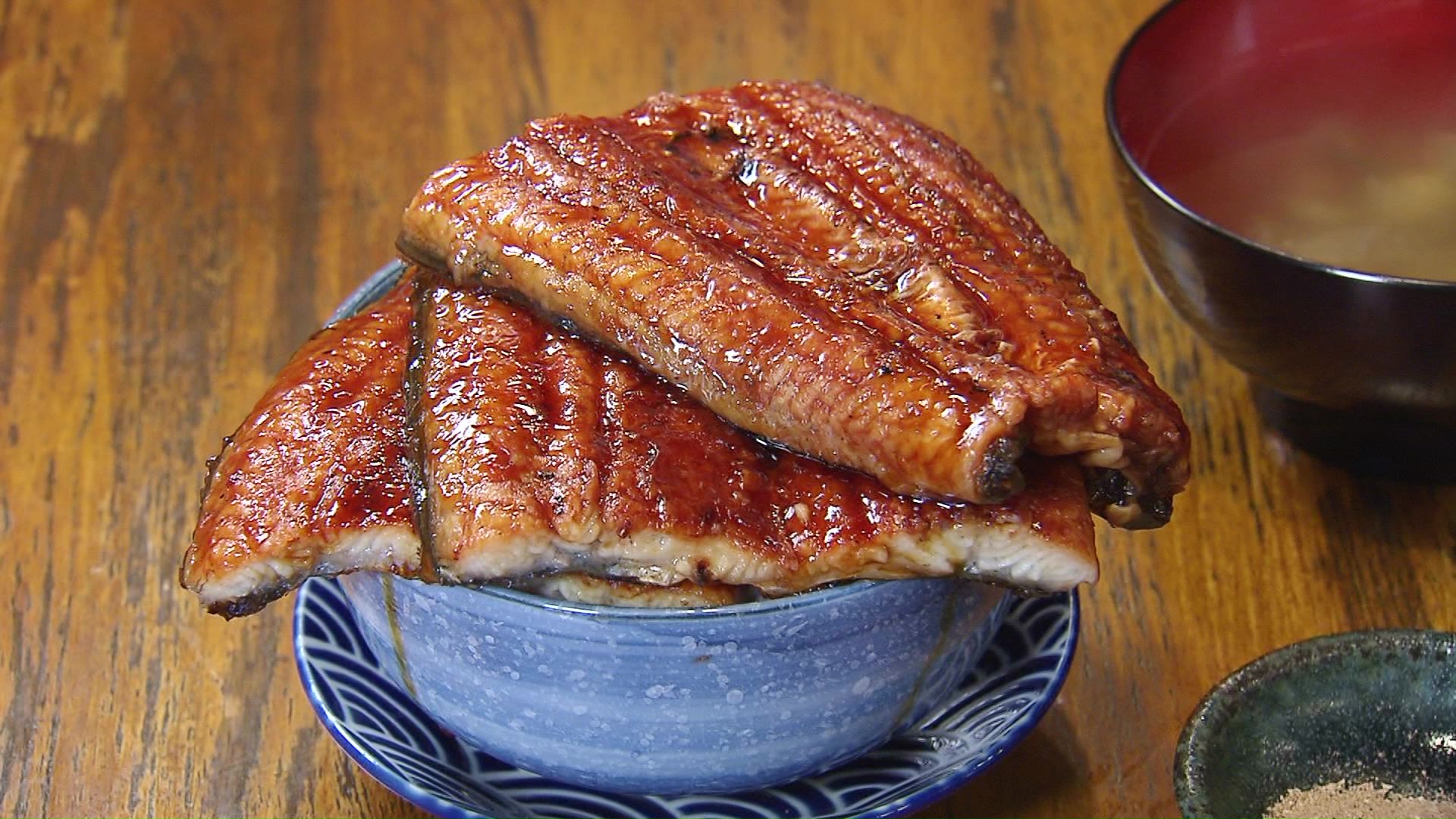 三段重ね“うな丼”2000円の注目店！土用の丑“うなぎ取材”…中国産が特売