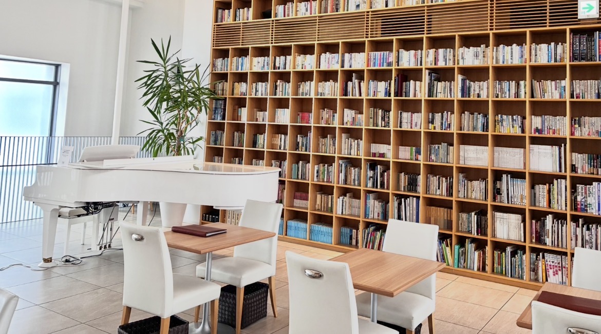 観光客も地元民も“涼んで美味しく美しい”大正レトロな図書館カフェ「絶品オムライス」北菓楼札幌本館