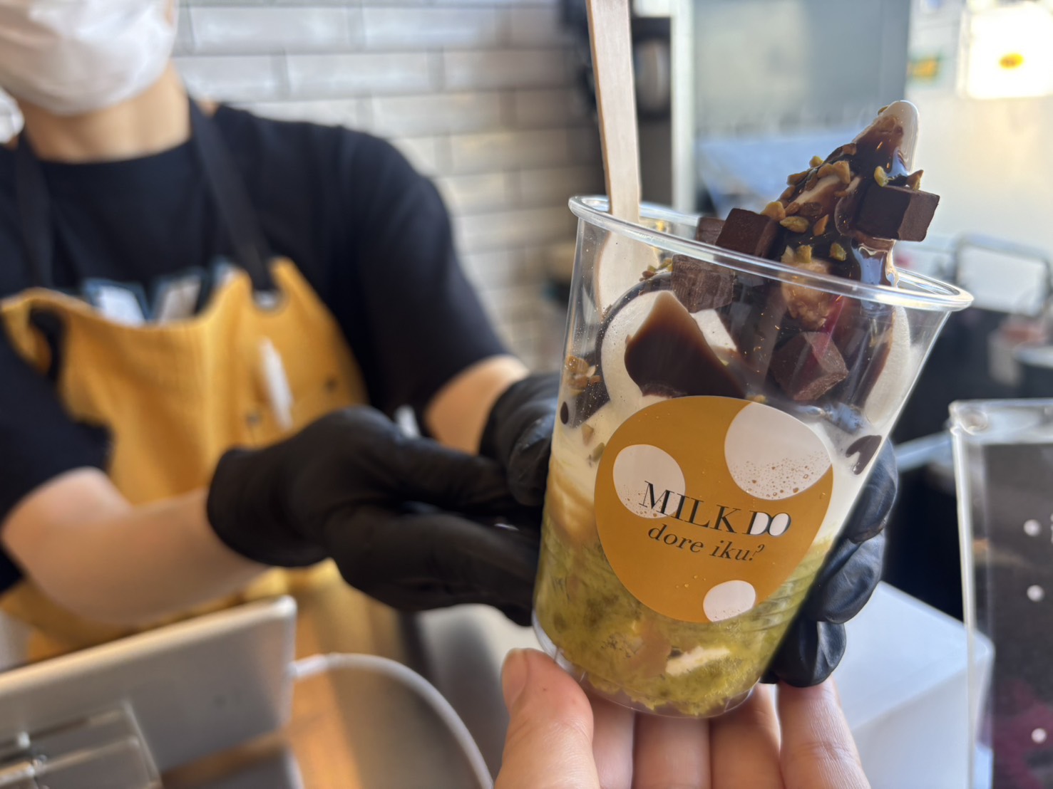 「ドバイ チョコ」が夏パフェに！濃厚ソフト×ピスタチオの三層仕立て…生 ドーナツの人気店ミルクドドレイクに登場