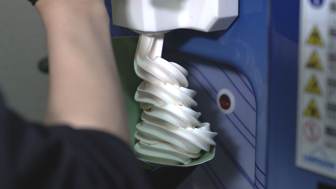 ソフトクリームを巻く様子