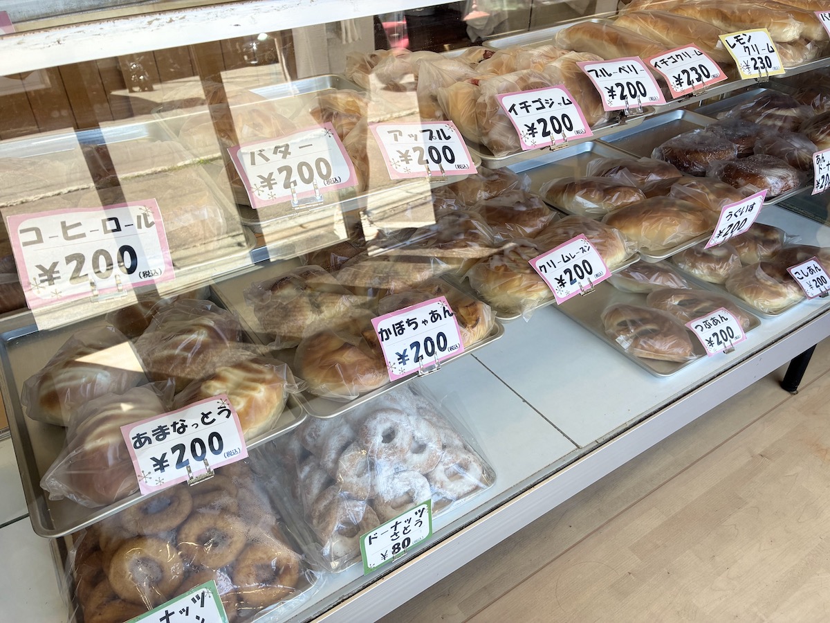 亀十パン　ショーケース