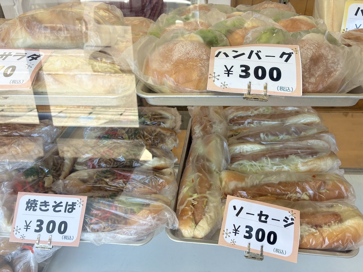 亀十パン　ショーケース
