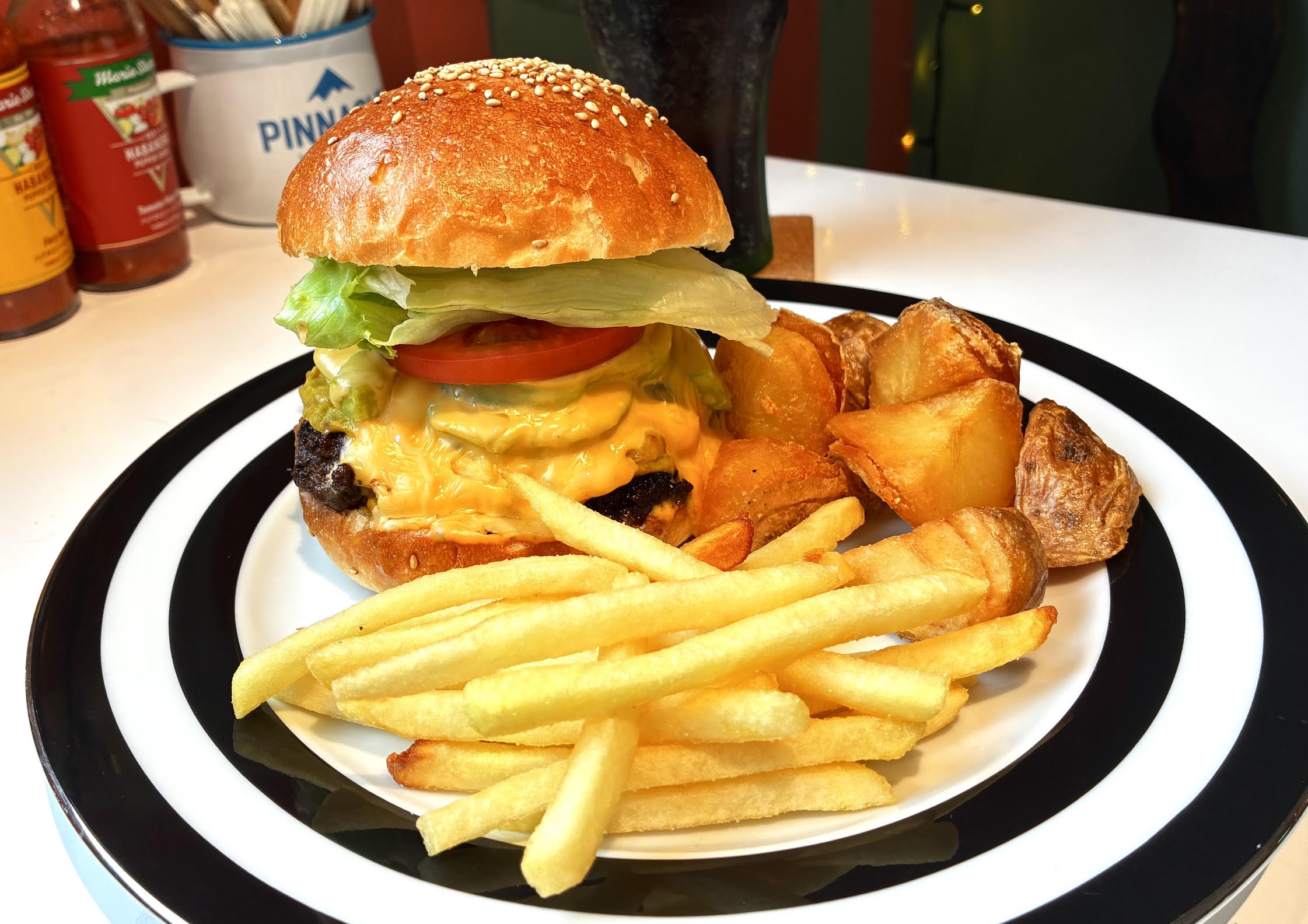 石山通りで“かっこいいアメリカンダイナー”「Lazy Dog Diner」カリフォルニアバーガー人気！「あの店気になってた！」