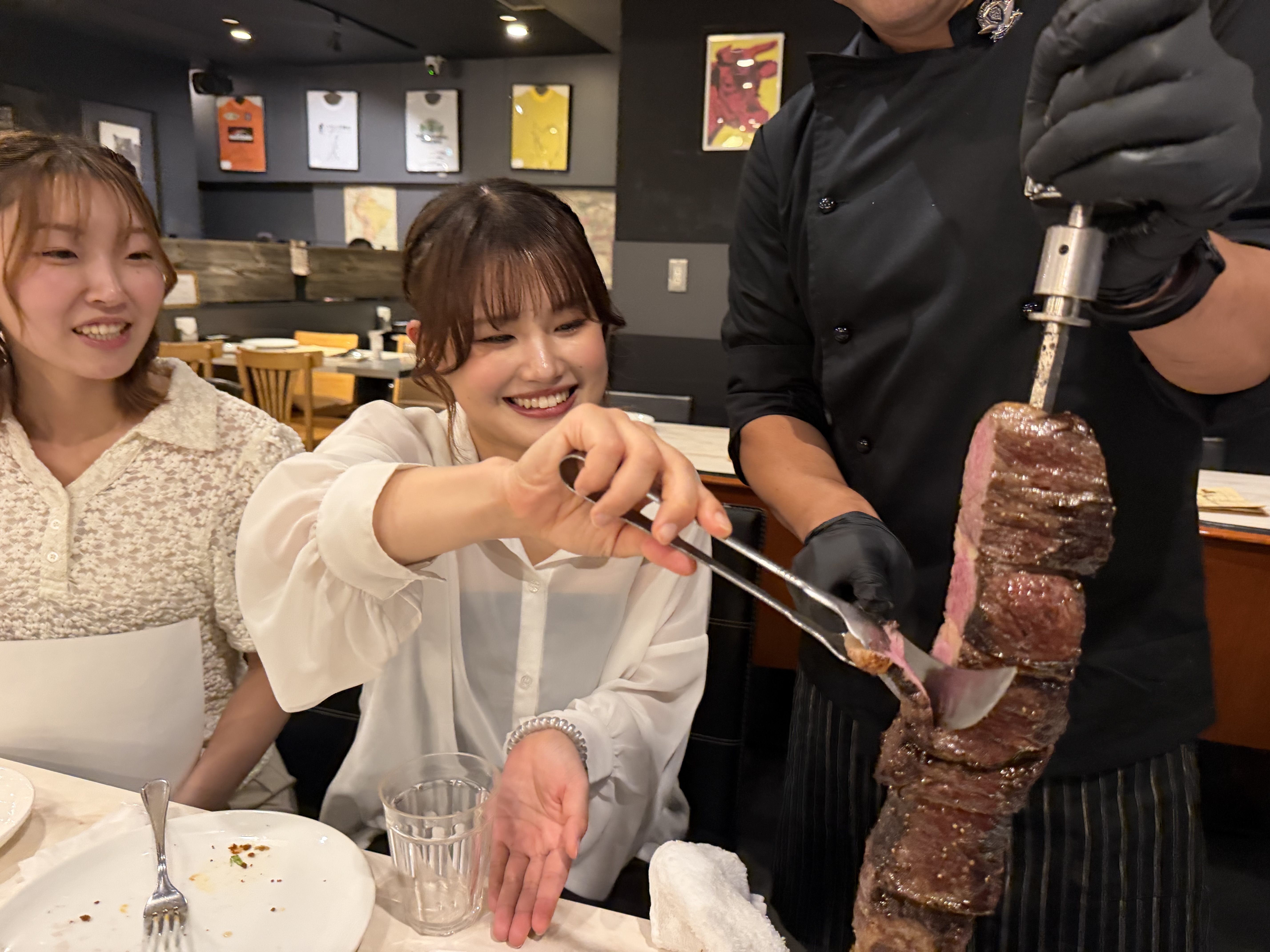 目の前で豪快カット！札幌駅徒歩2分で味わう大迫力シュラスコ。口いっぱいに肉を頬張る至福のエンタメ体験！【シュラスコ バウアー ブロガド】