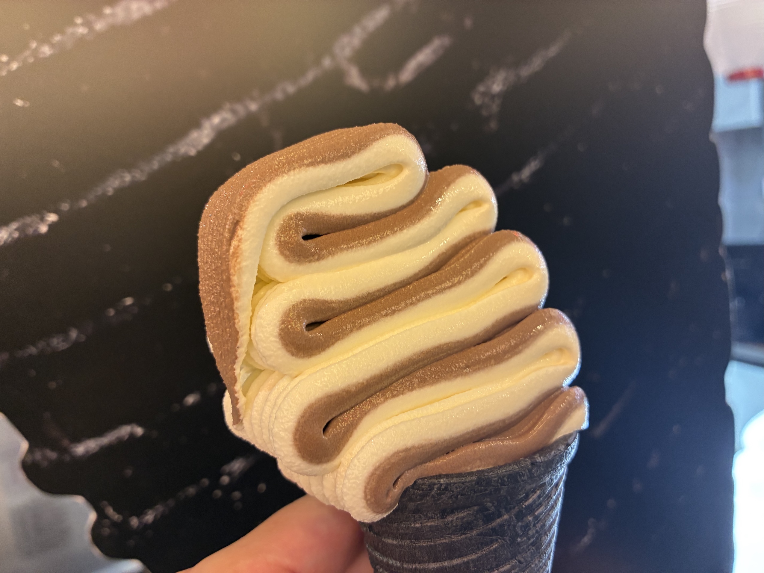 芸術ソフトクリーム！狸小路で見つけた！“北海道 ミルクとロイヤル チョコレート”「まるで折り紙！ORIGAMI soft」【札幌・狸小路】