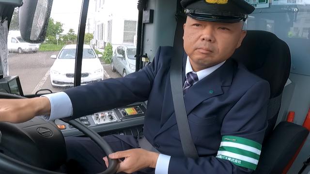 バスを運転する相澤健志さん