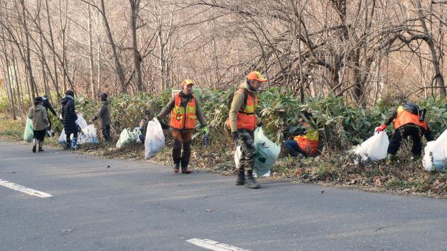 ゴミ拾いをする北海道猟友会札幌支部のメンバー