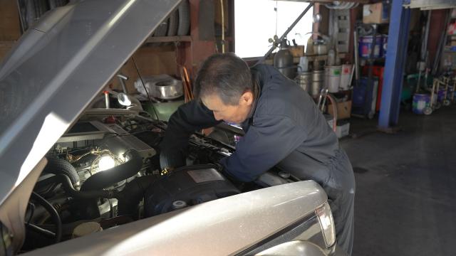 自動車整備の仕事をする奥田邦博さん