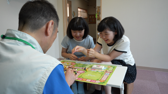 金森巴菜さん・比菜さんとゲームをする長谷部 希晶さん