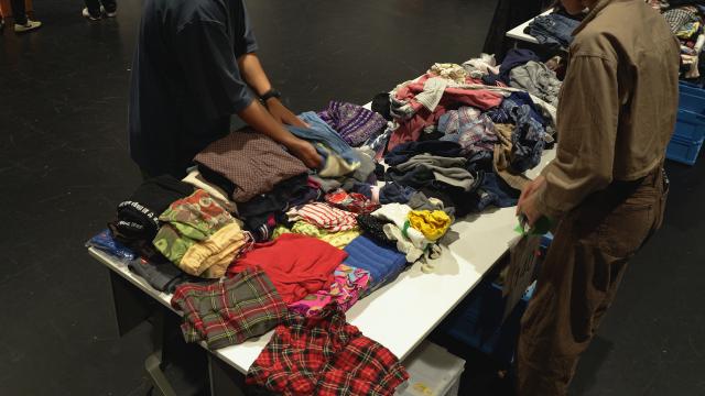 おさがりくるりん会場で服を交換する人々