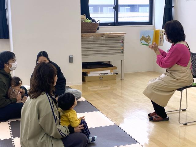 ​おはなし会に参加している親子