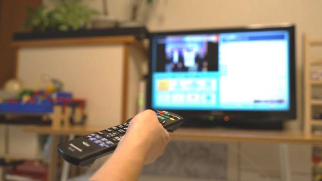 テレビリモコンを操作する様子