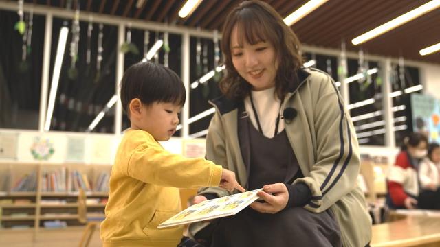 絵本を読む親子