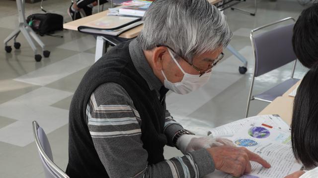 子どもたちに勉強を教えるさっぽろ・まなトピア 講師 亀田 登さん