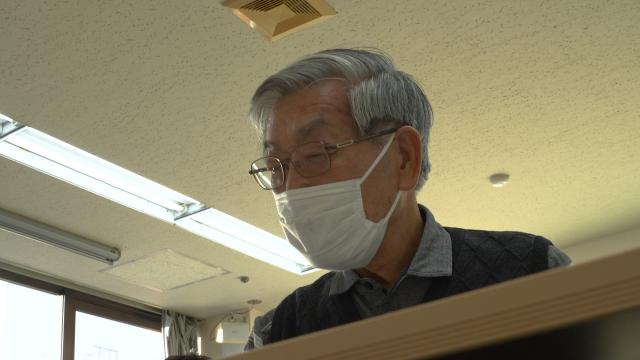 子どもたちに勉強を教えるさっぽろ・まなトピア 講師 亀田 登さん