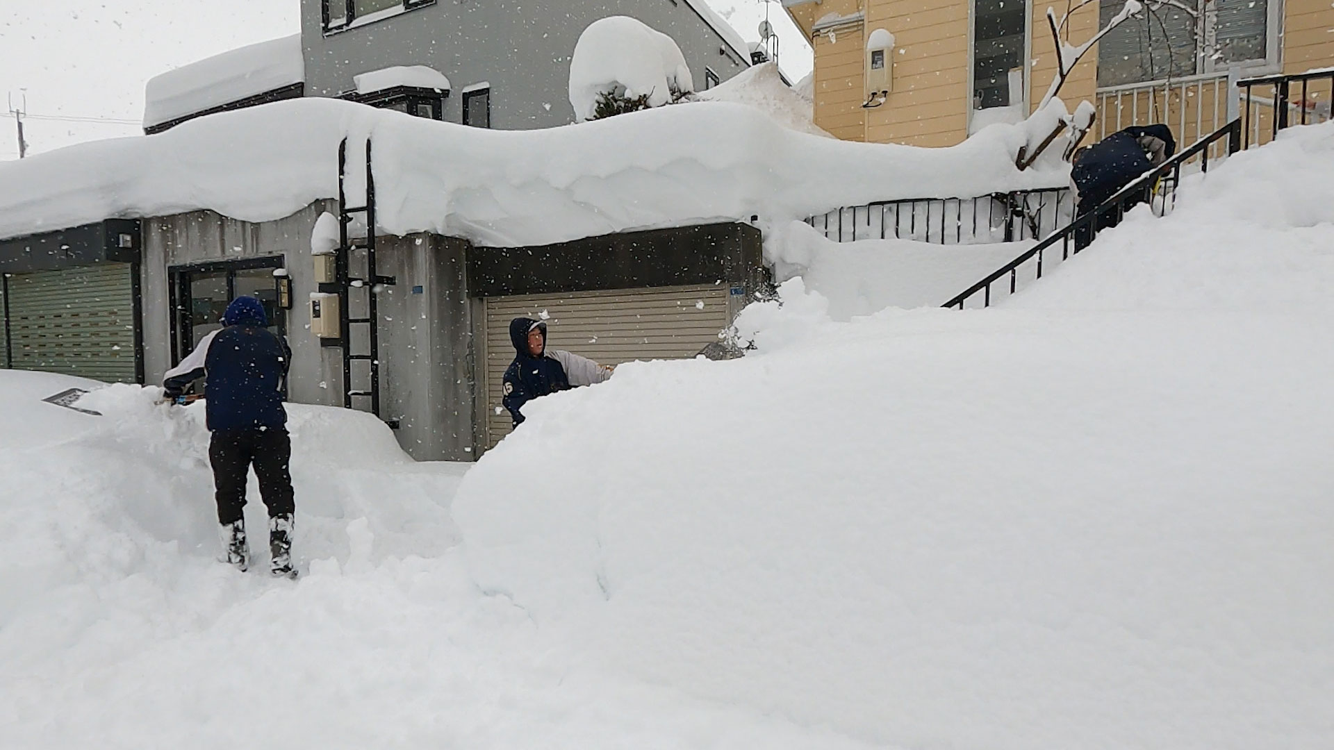 除雪をする北星学園大学附属高校 野球部