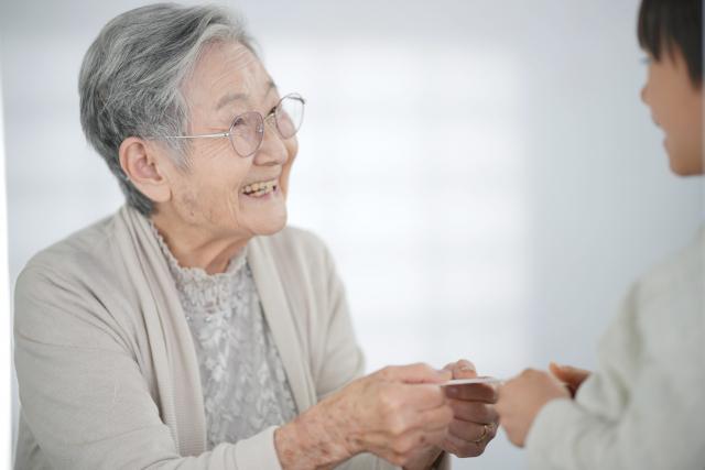 結婚式や出産・保育料も「親・祖父母からの援助が1,000万円まで非課税」になる制度使えるのは来年3月まで